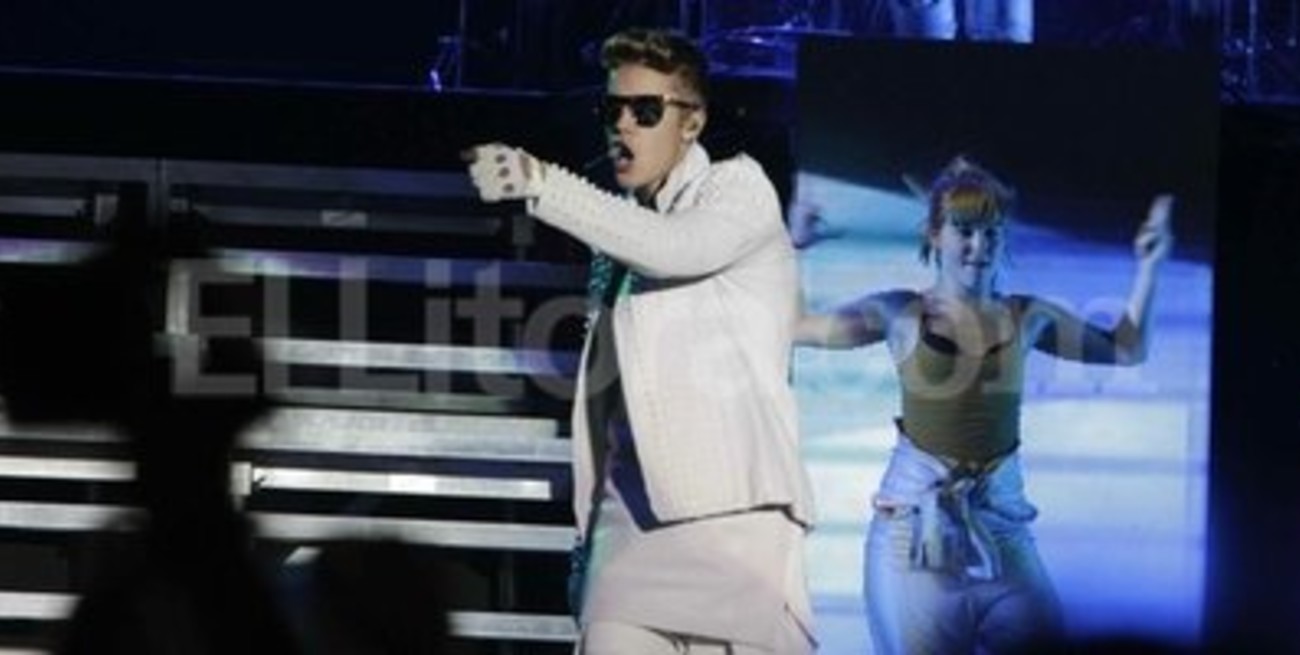Justin Bieber se fue del escenario y le tiraron con botellas
