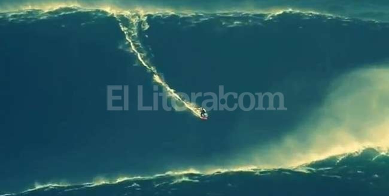 Surfeó una ola de 30 metros de altura