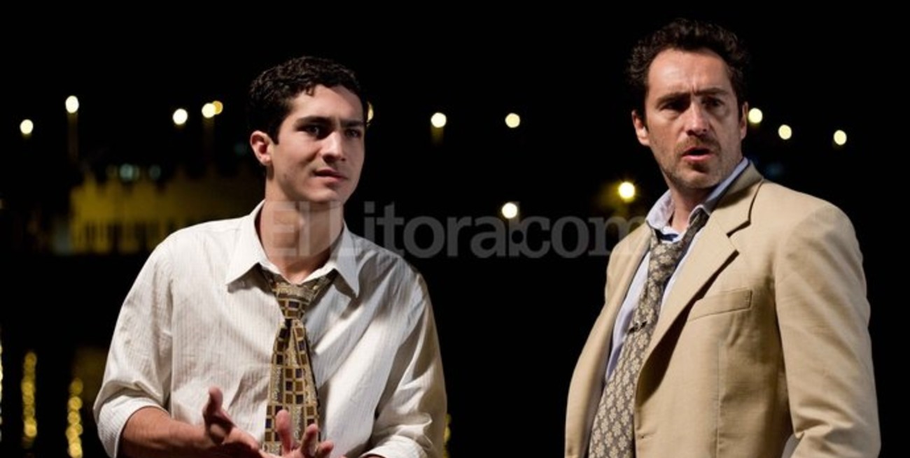 Un policial en fucsia y negro