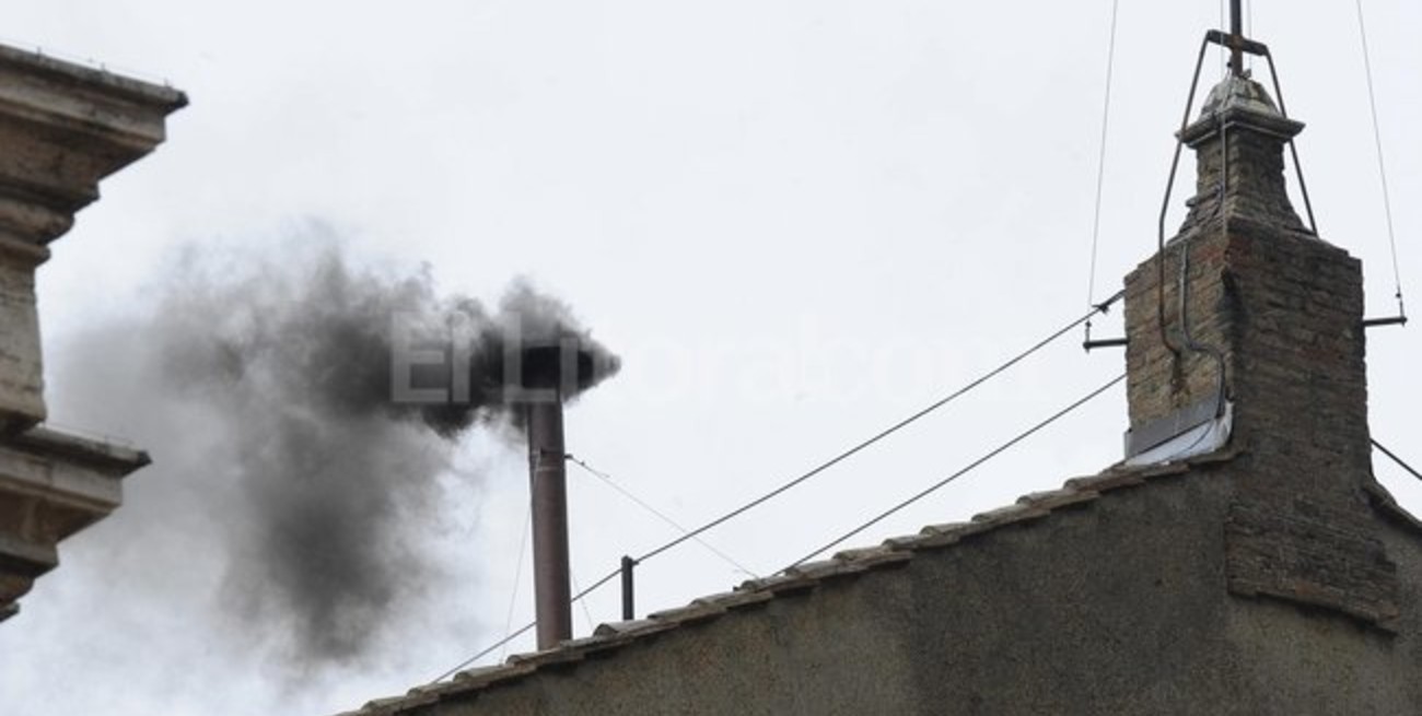 El Vaticano revela cómo genera la fumata blanca y la negra