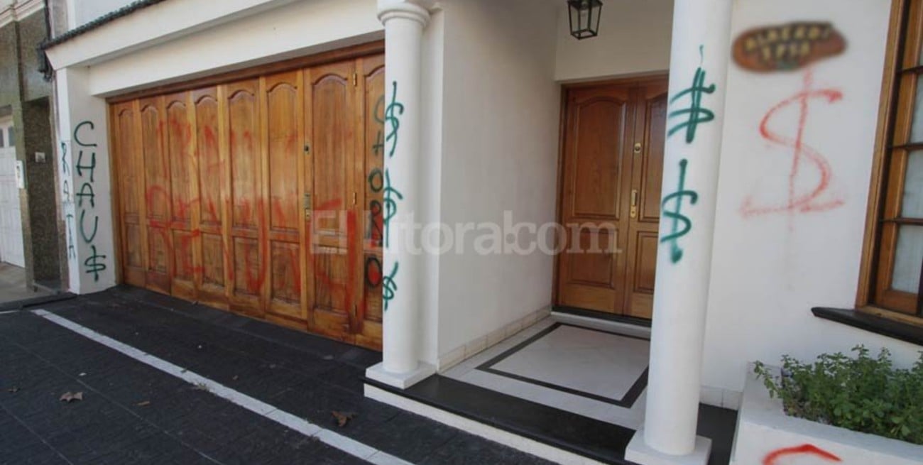 Pintadas intimidatorias en la casa del secretario de Prensa de Colón