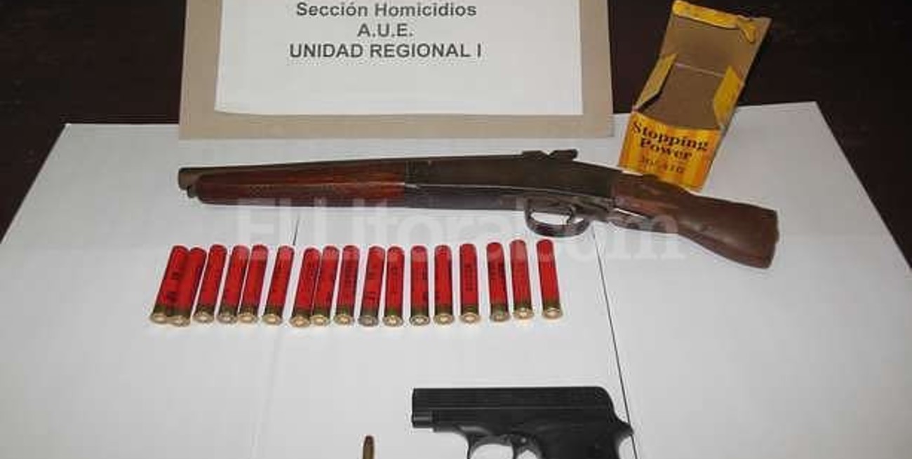 Tres detenidos, secuestro de armas de fuego, municiones y una motocicleta