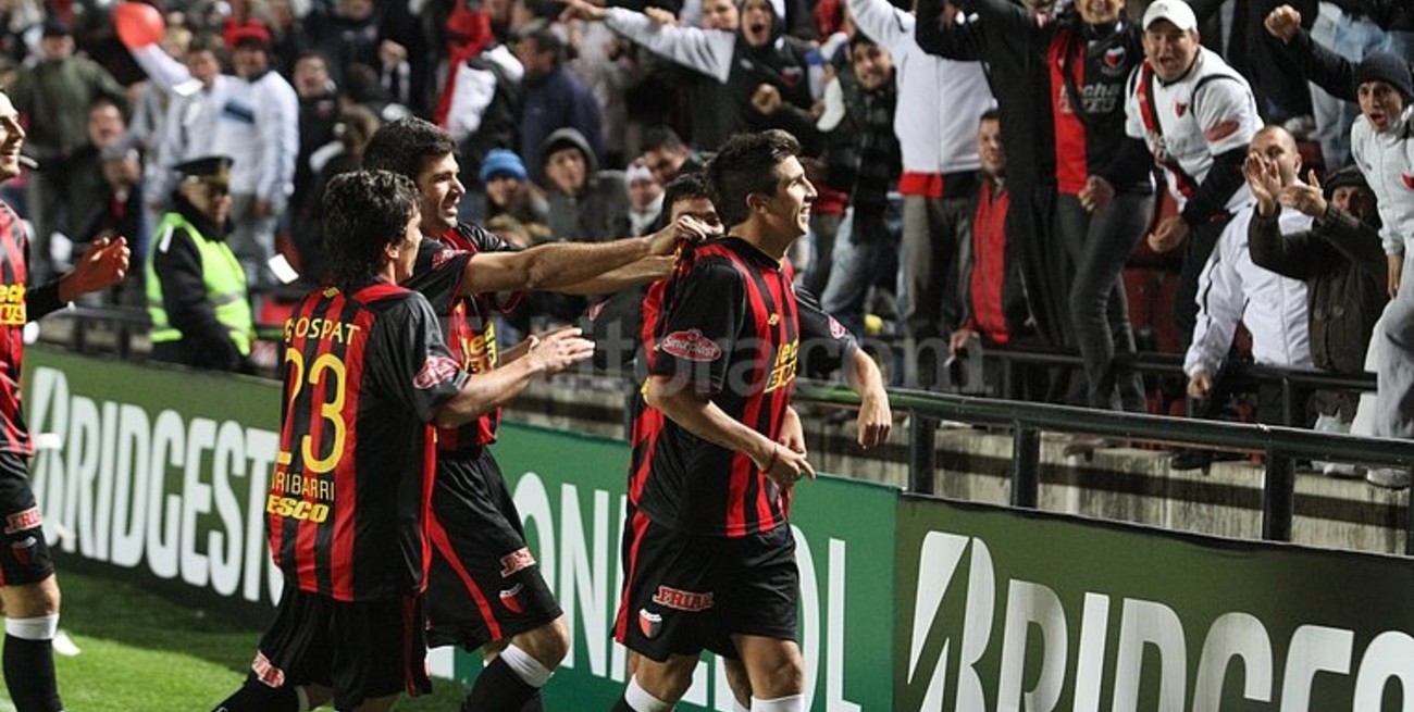 Colón ganó de la mano de los pibes