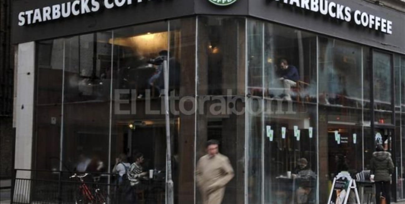 Polémica en Los Ángeles por la apertura de un "Starbucks tonto"