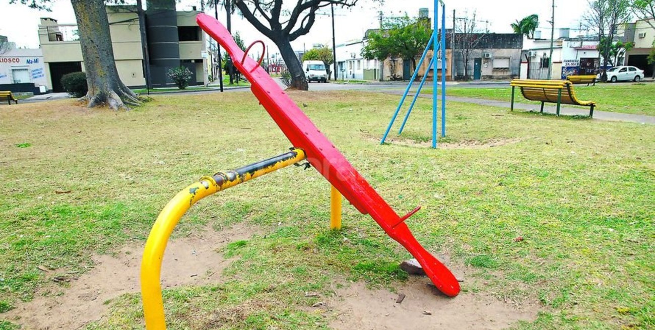 Hamacas rotas y subibajas sin manijas en plazas de la ciudad