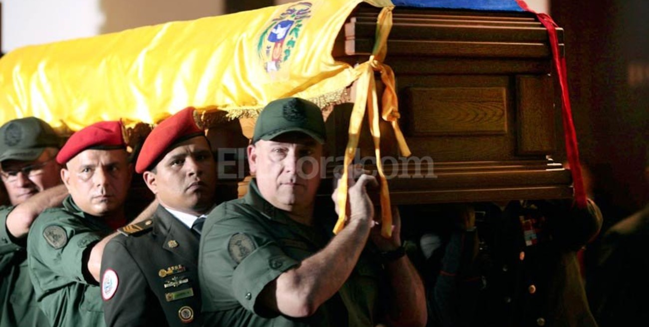 Miles de venezolanos desfilan frente al féretro de Chávez