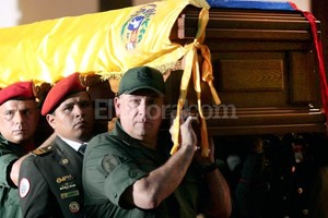 Miles de venezolanos desfilan frente al féretro de Chávez