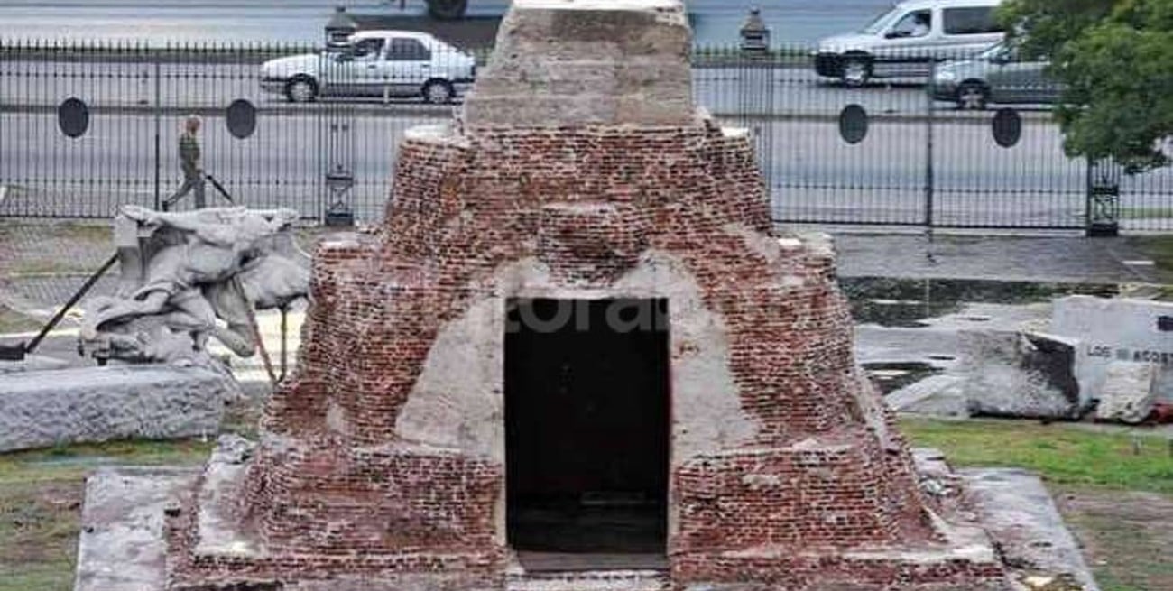 Hallan una "cápsula del tiempo" bajo el monumento a Colón