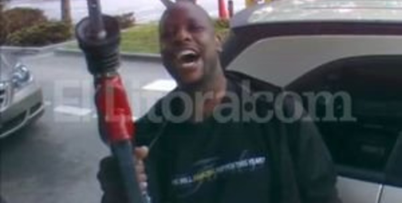 Fueron a cargar nafta y les llenaron el tanque por cantar en vivo