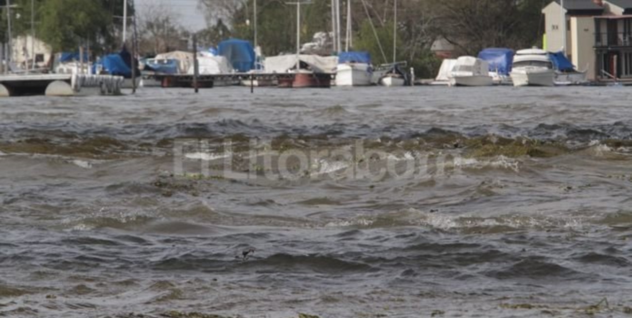 Son 24 las familias evacuadas y el río superó el pico pronosticado