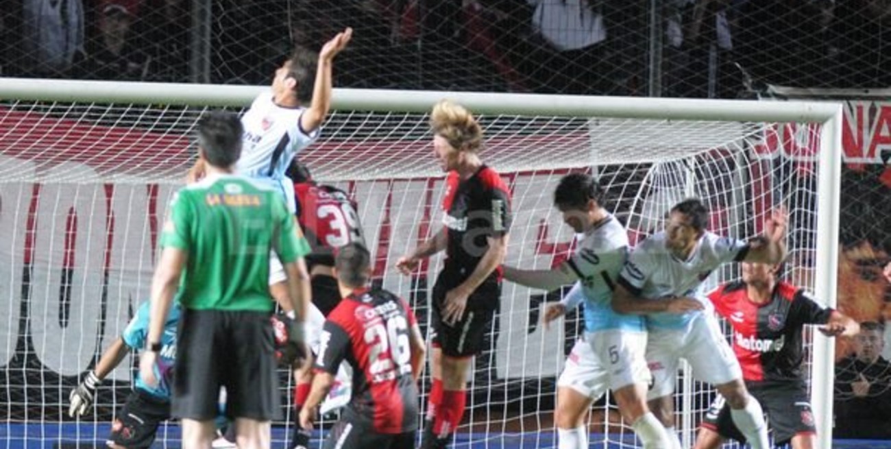 A Colón se le escapó la victoria ante el líder y último campeón