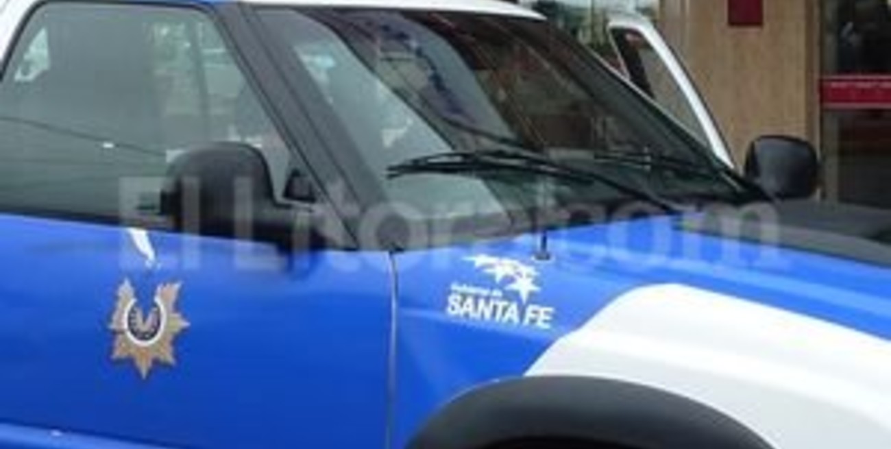 Un camión enganchó los cables y tumbó un poste