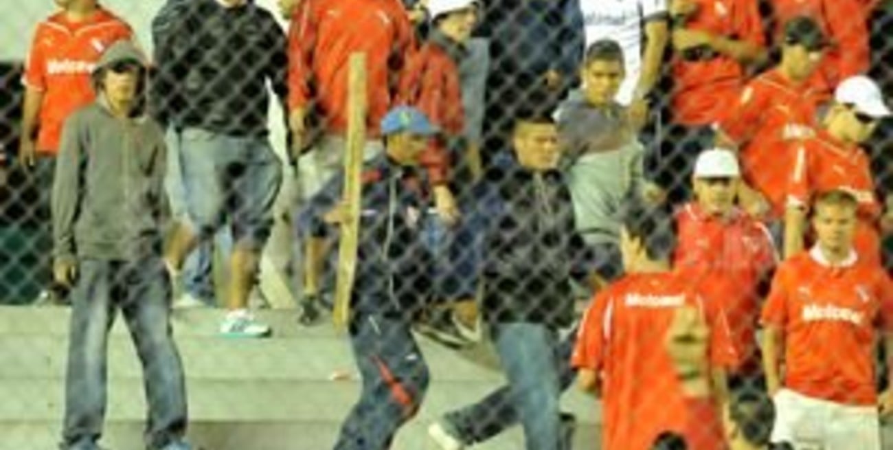 La barrabrava de Independiente hizo suspender el partido a los "bombazos"