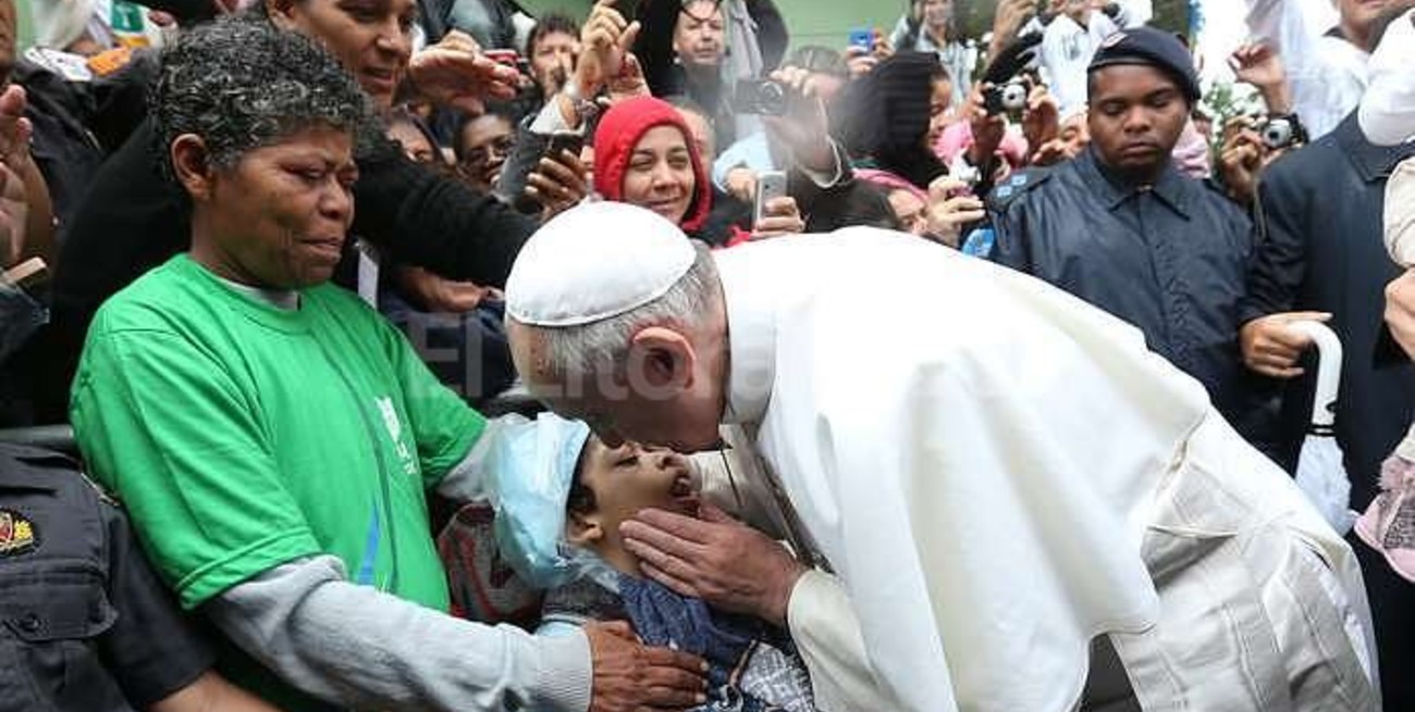 El Papa visitó una favela, pidió justicia social y el fin de la corrupción