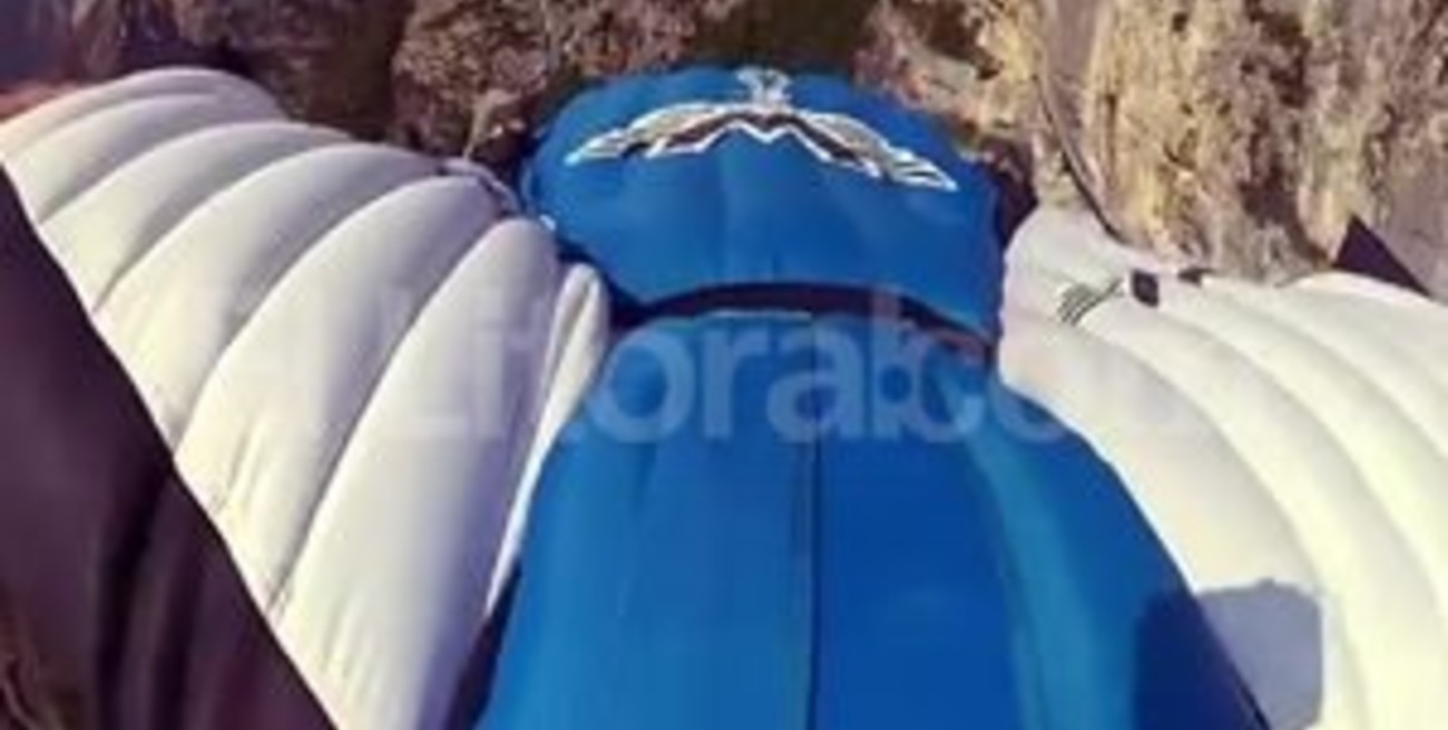 Hombre-pájaro acuatiza