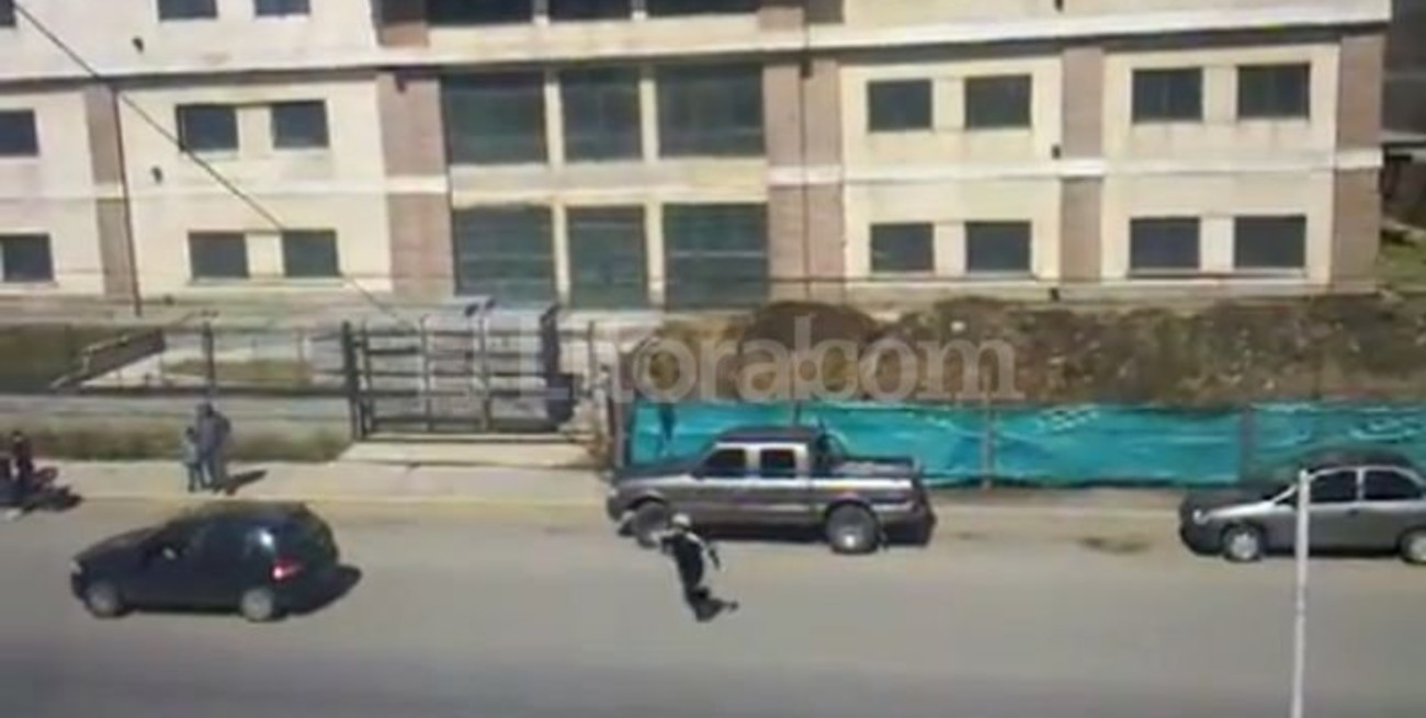 Un video muestra como saqueadores de supermercados de Bariloche bajan de 4x4