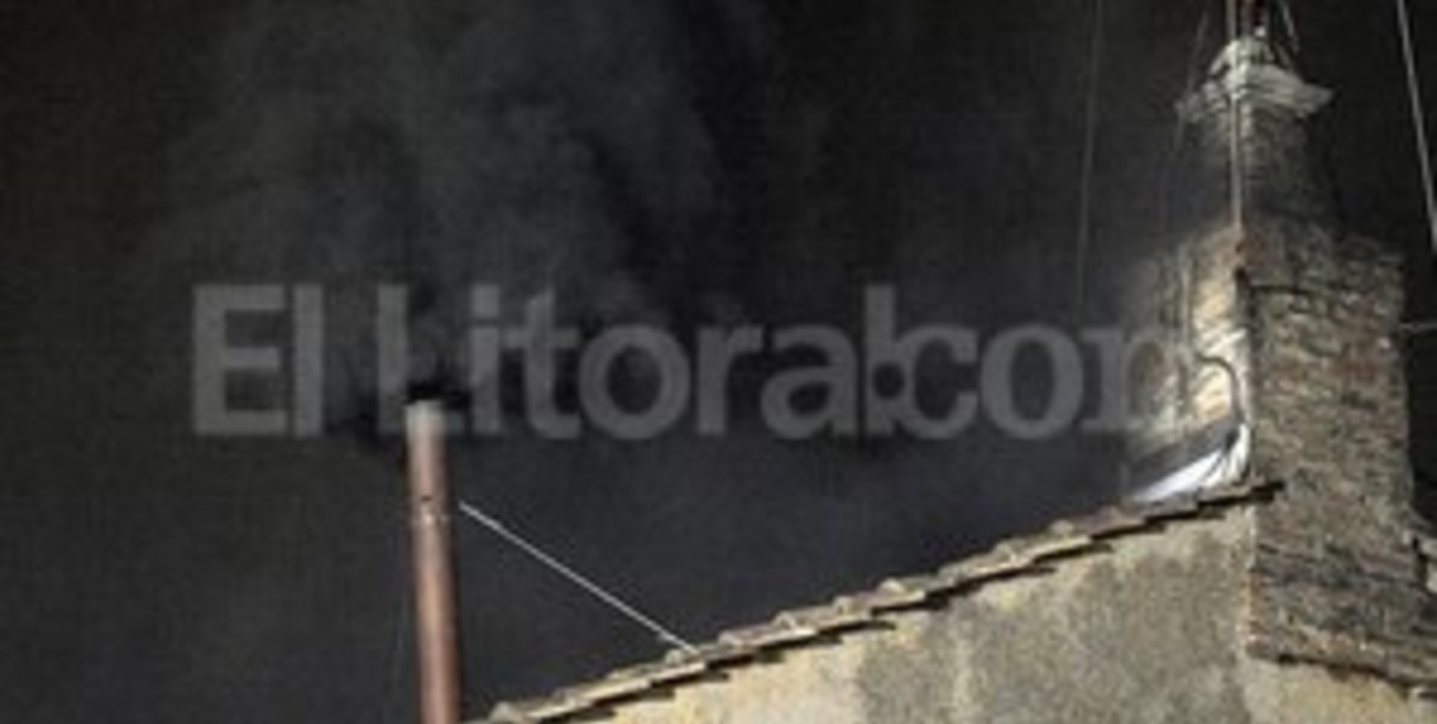 Humo negro en el comienzo del cónclave