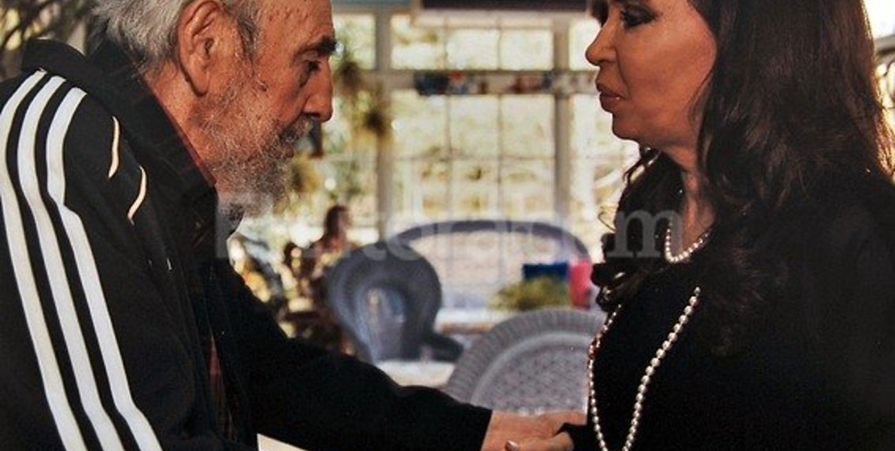 Cristina se reunió con familiares de Chávez y almorzó con Fidel y Raúl Castro