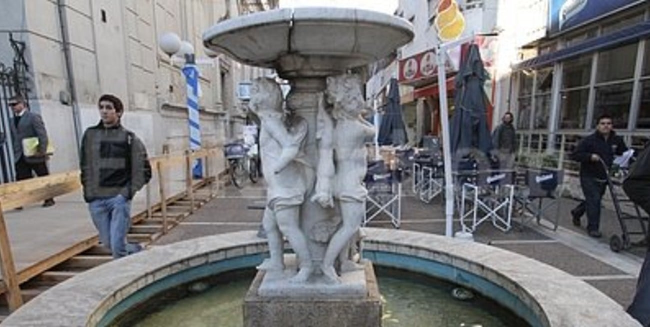 Está descuidada y dañada la  obra "Los niños cazadores"