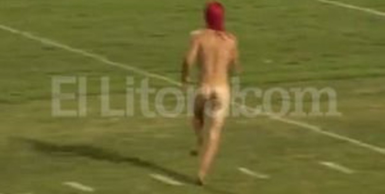 Cruzó la cancha "en tarlipes" y escapó