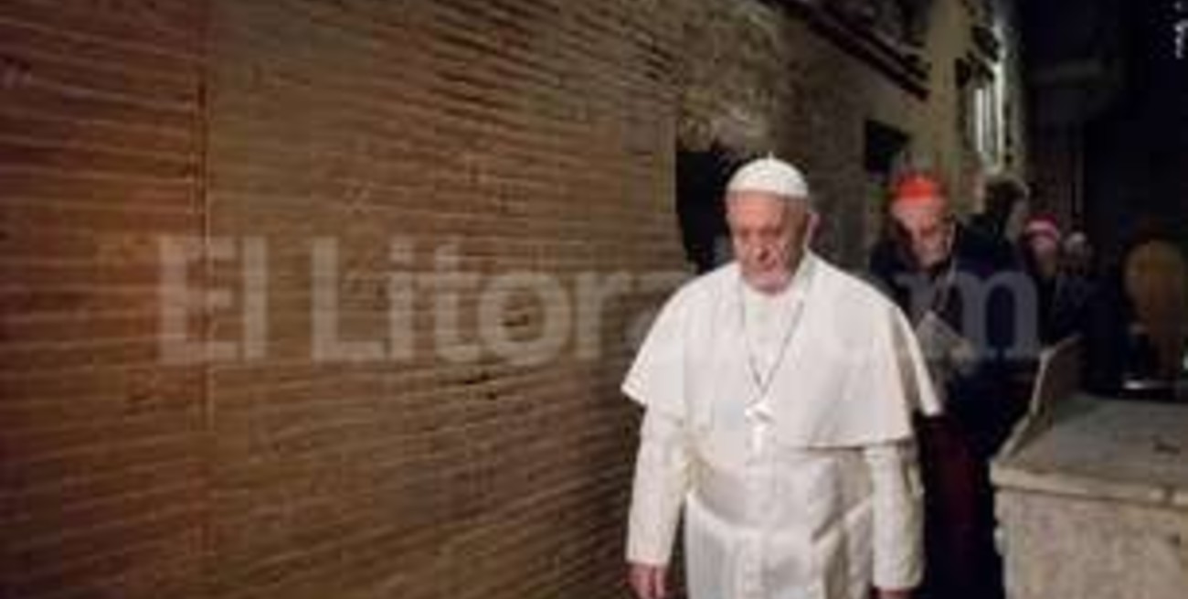 Francisco oró en la tumba de San Pedro