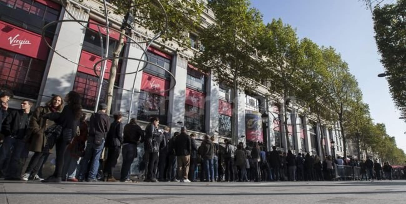 Los Rolling Stones brindaron un recital sorpresa en un pequeño club de París