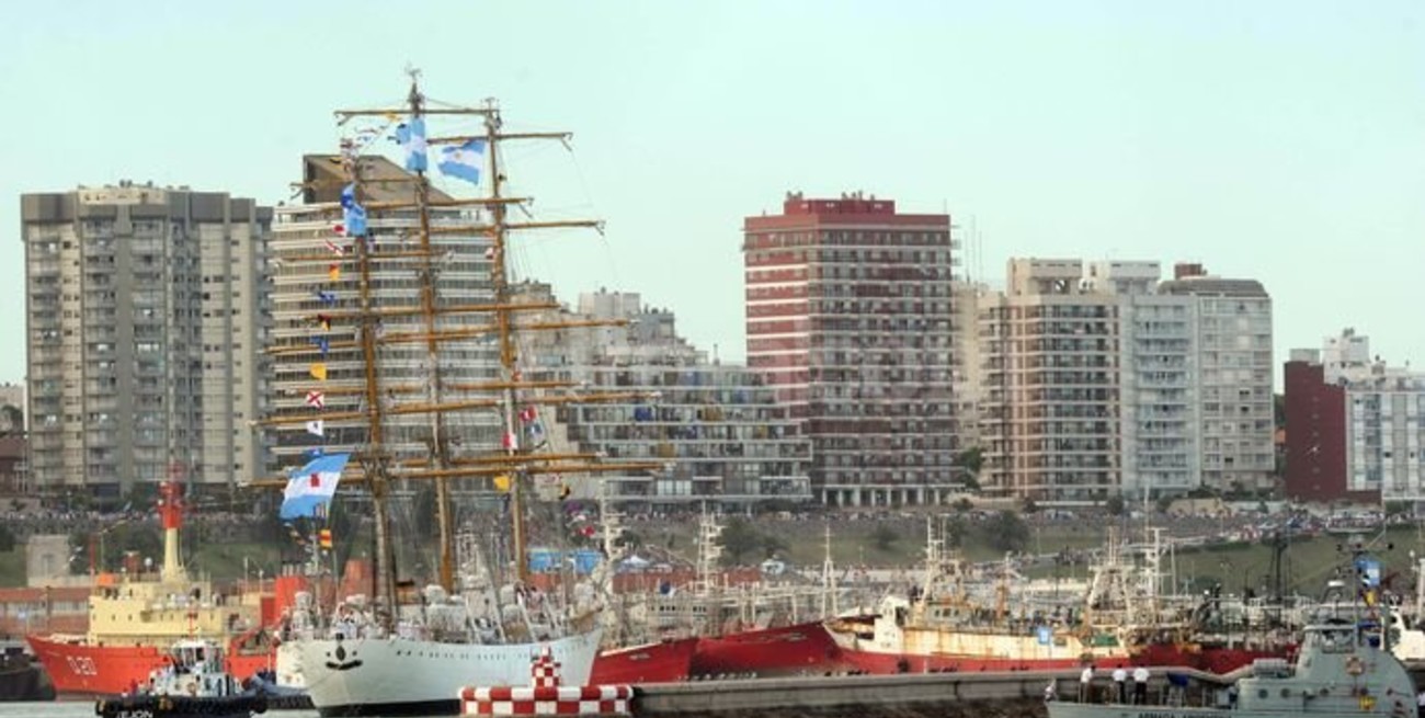 Multitudinario acto político para recibir a la Fragata Libertad
