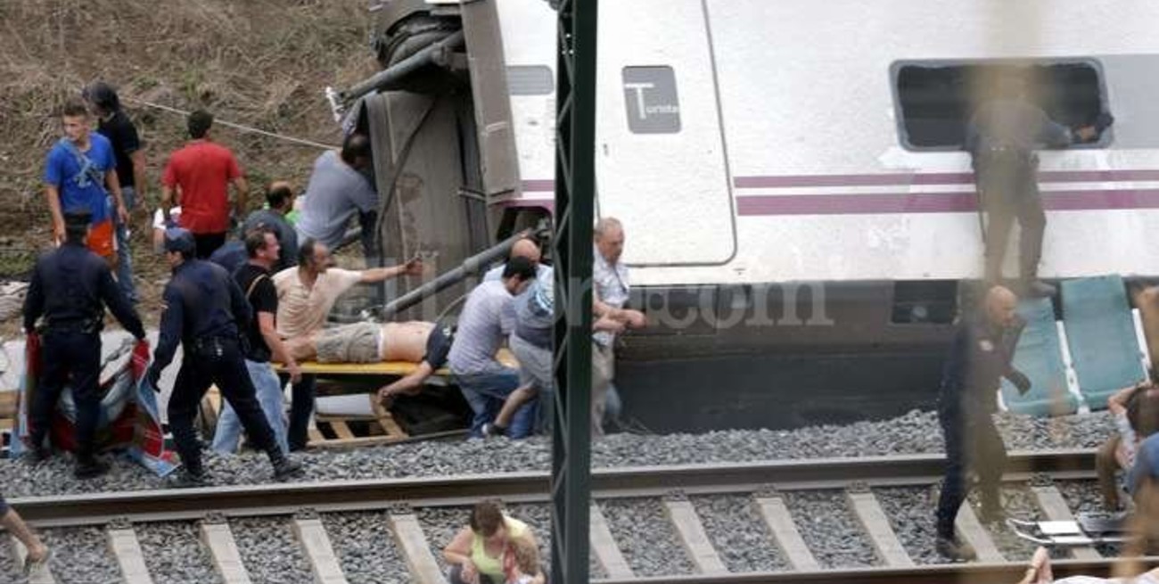 Al menos 35 muertos al descarrilar un tren