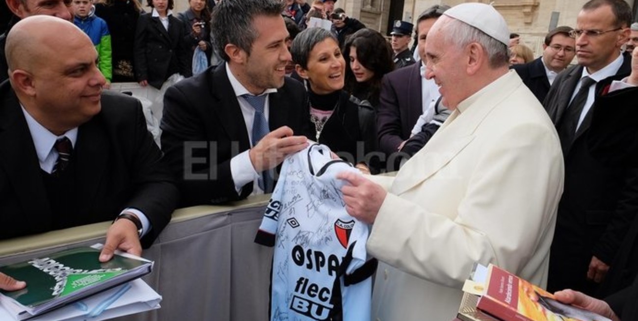 Francisco bendijo las dos camisetas