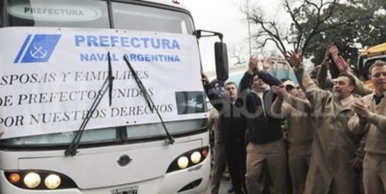 Efectivos de Prefectura reclaman por una presunta reducción en sus remuneraciones