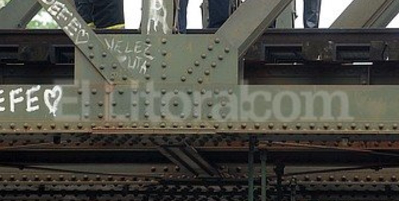 Dos jóvenes que viajaban en tren murieron al golpearse con los hierros de un puente