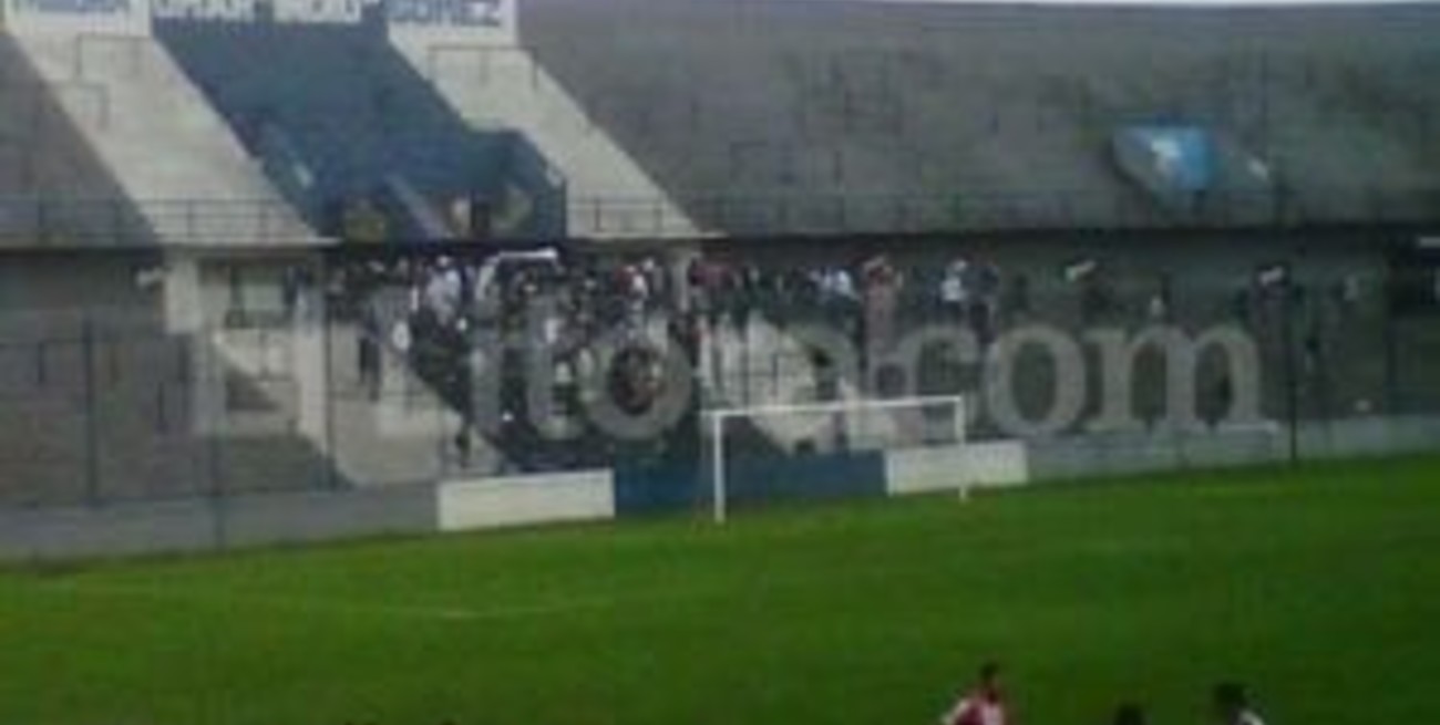 Un cajón, tiros y susto en el partido de reserva entre Quilmes y Unión
