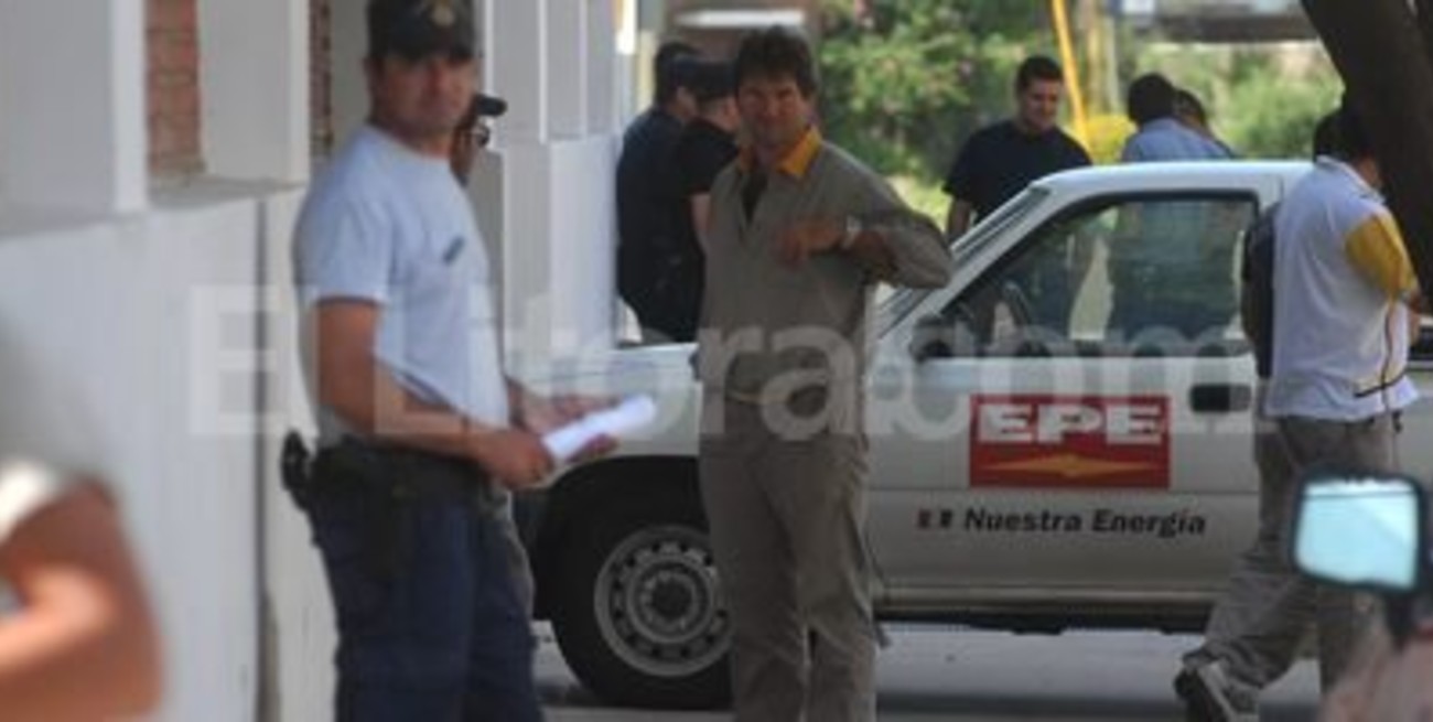 Personal de reparaciones de la EPE sale a trabajar con protección policial
