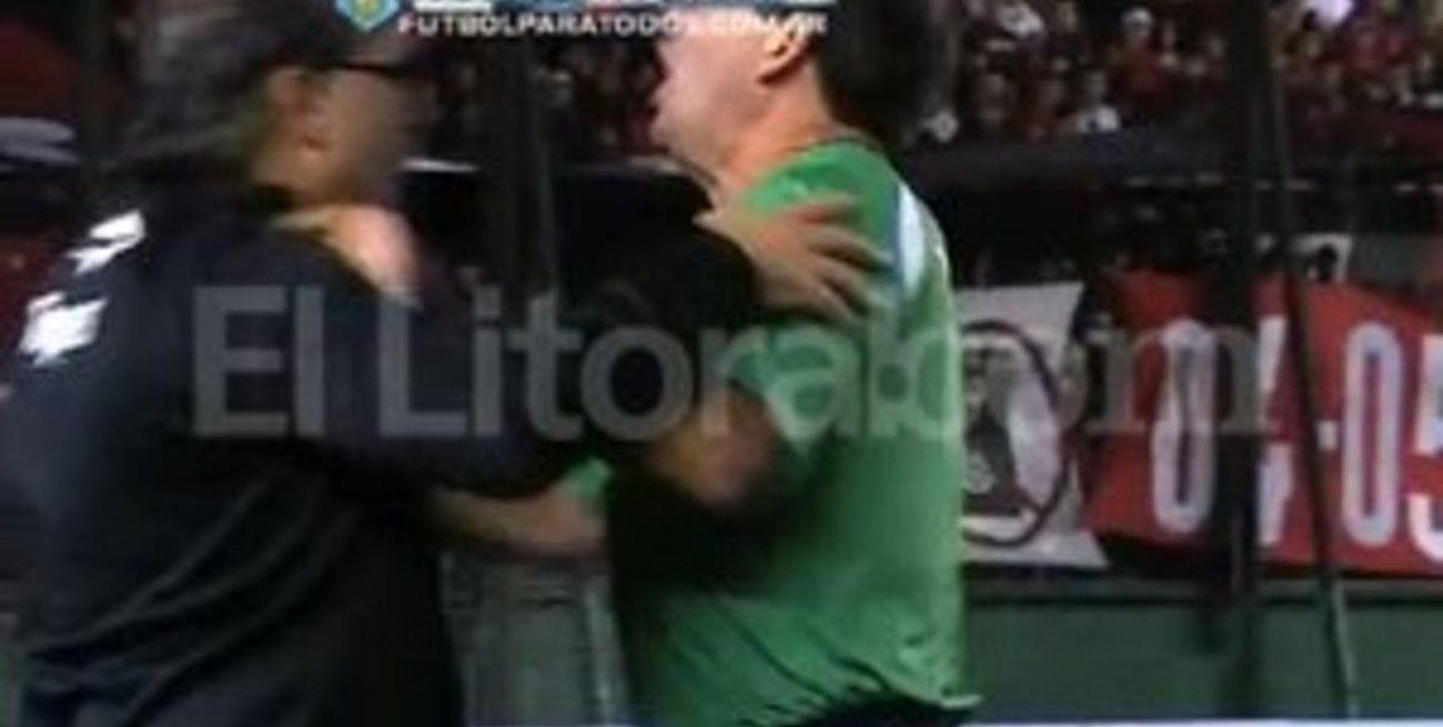 El árbitro Pompei echó de un empujón al "Tata" Martino afuera de la cancha