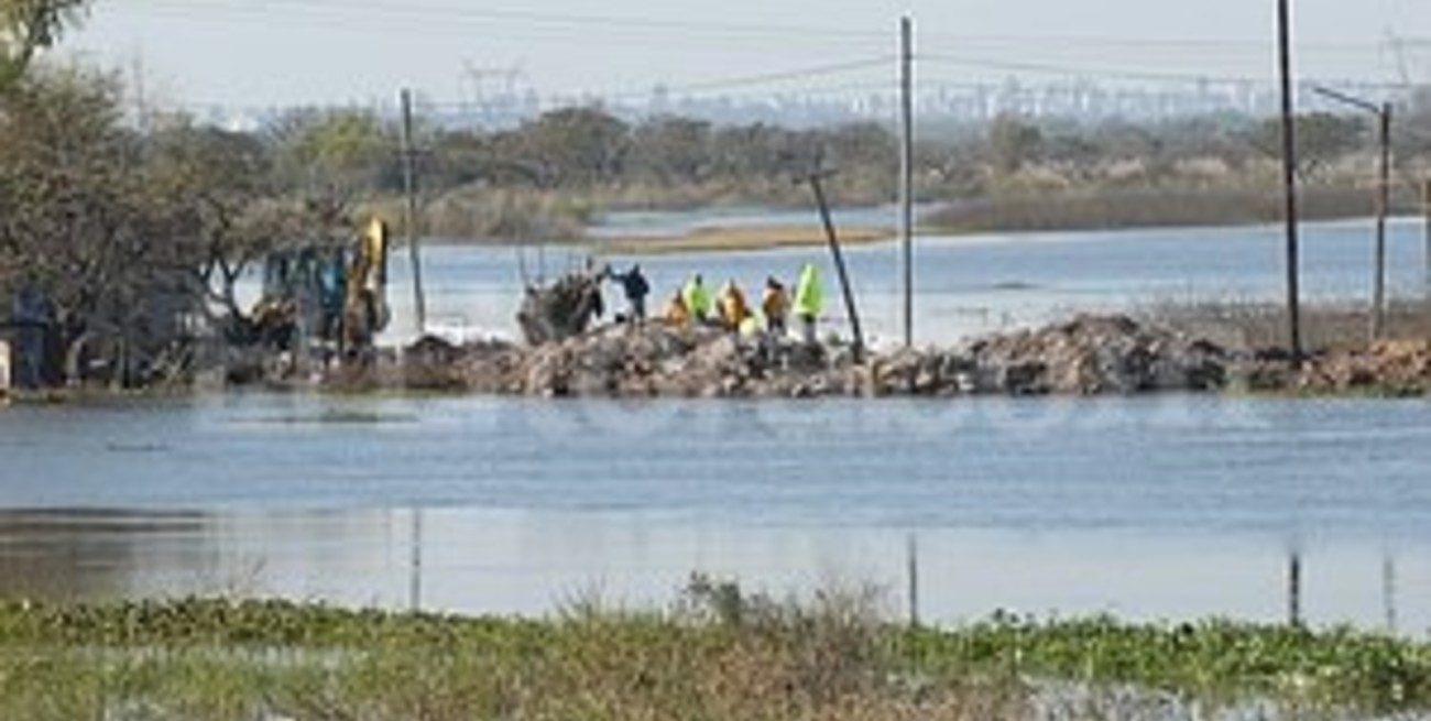 El río llegó al pie de las defensas