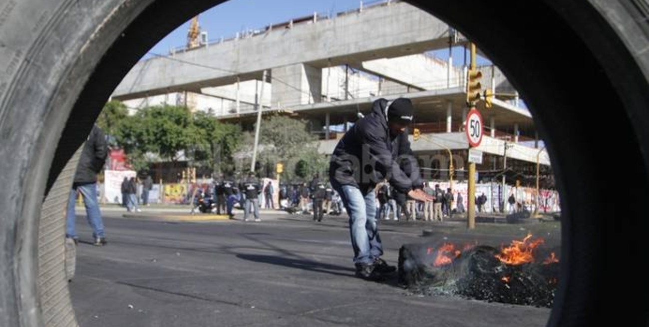 Nueva protesta de la Uocra provocó caos vehicular