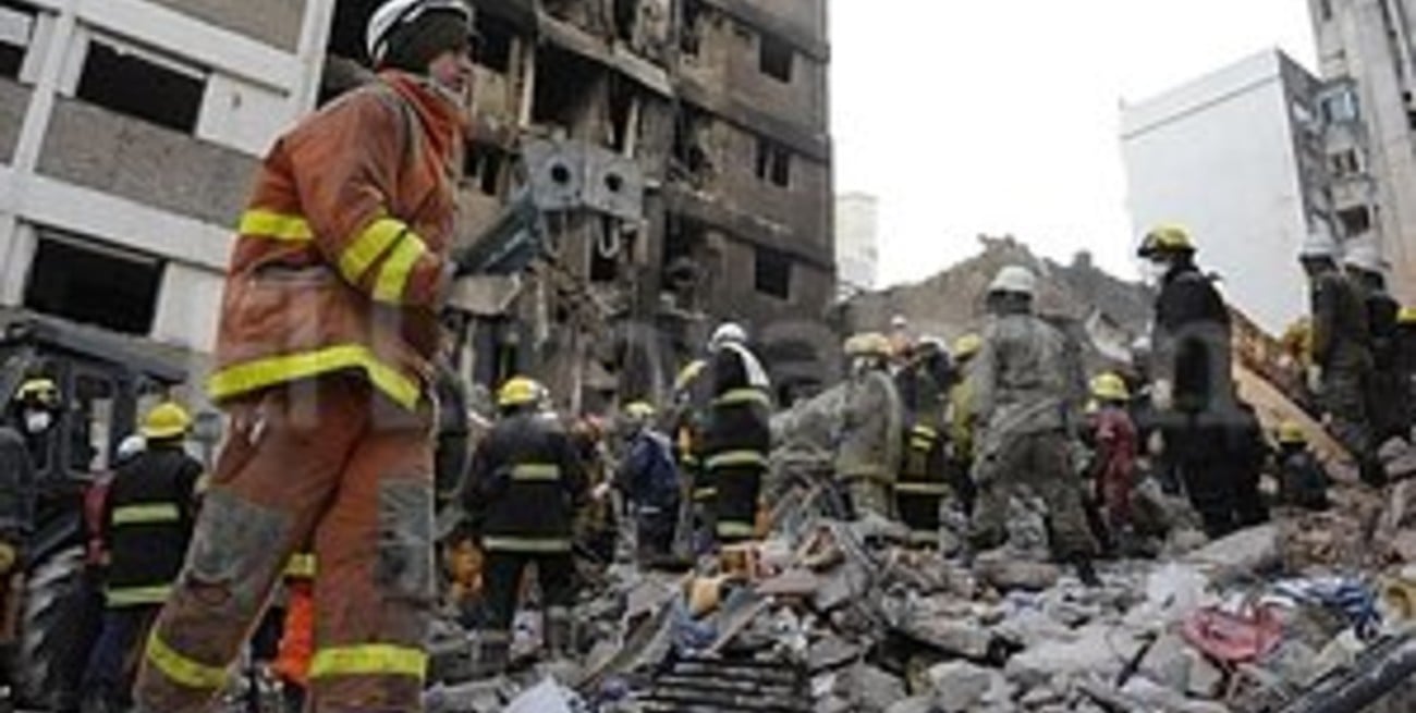 Hallaron dos cuerpos y finalizó el rescate en el edificio de Salta 2100