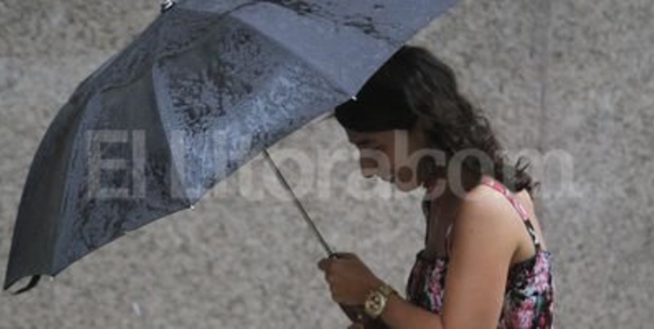 La lluvia complicó la salida de casa a primera hora