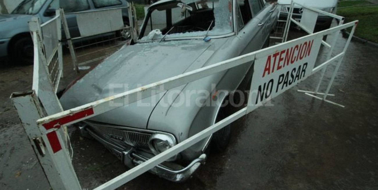 Un auto cayó en un corralito