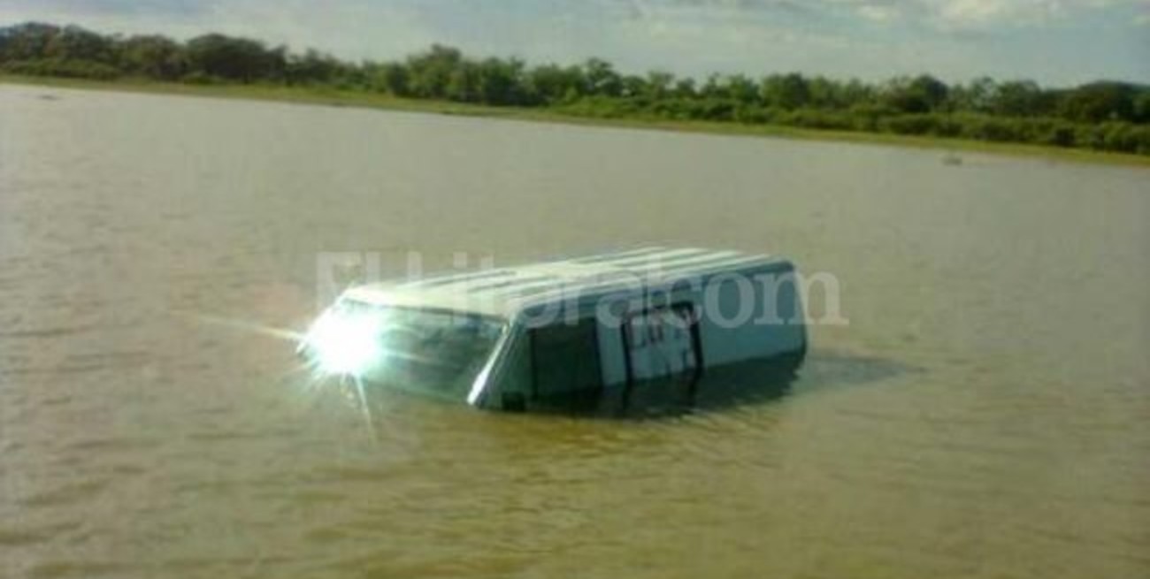Fue a pescar y terminó "pescando" su camioneta