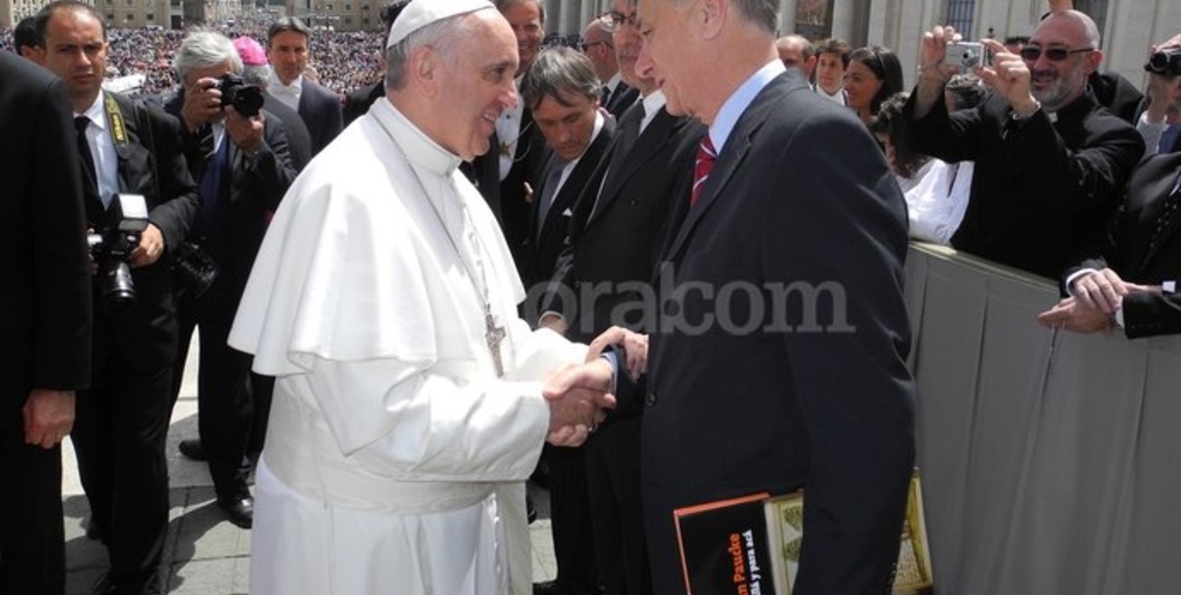 Binner saludó al papa Francisco en El Vaticano