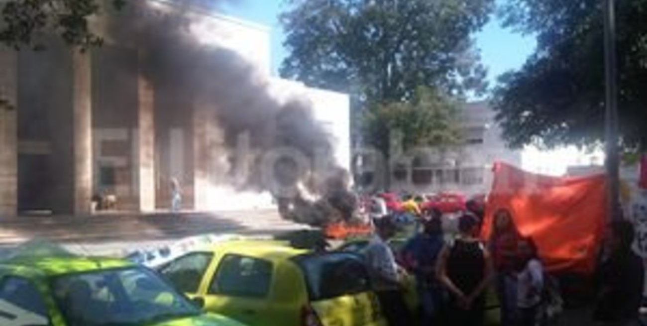 Remiseros quemaron cubiertas frente a la Municipalidad