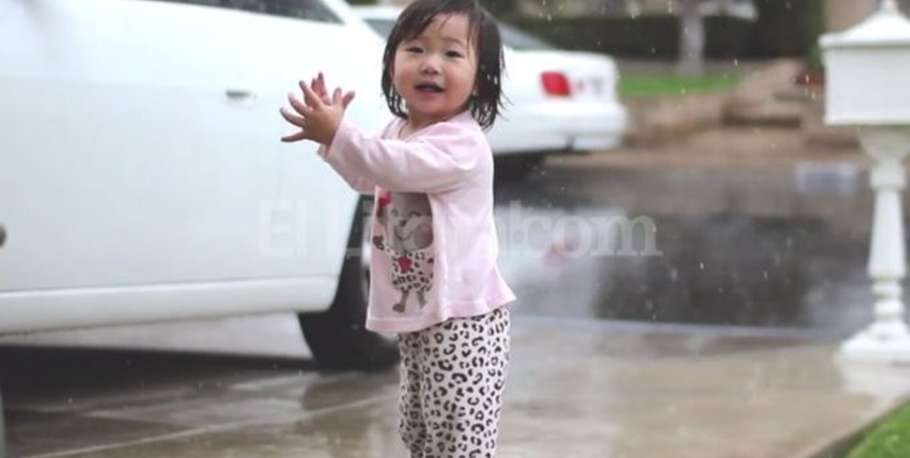 La emocionante reacción de una niña al sentir la lluvia por primera vez