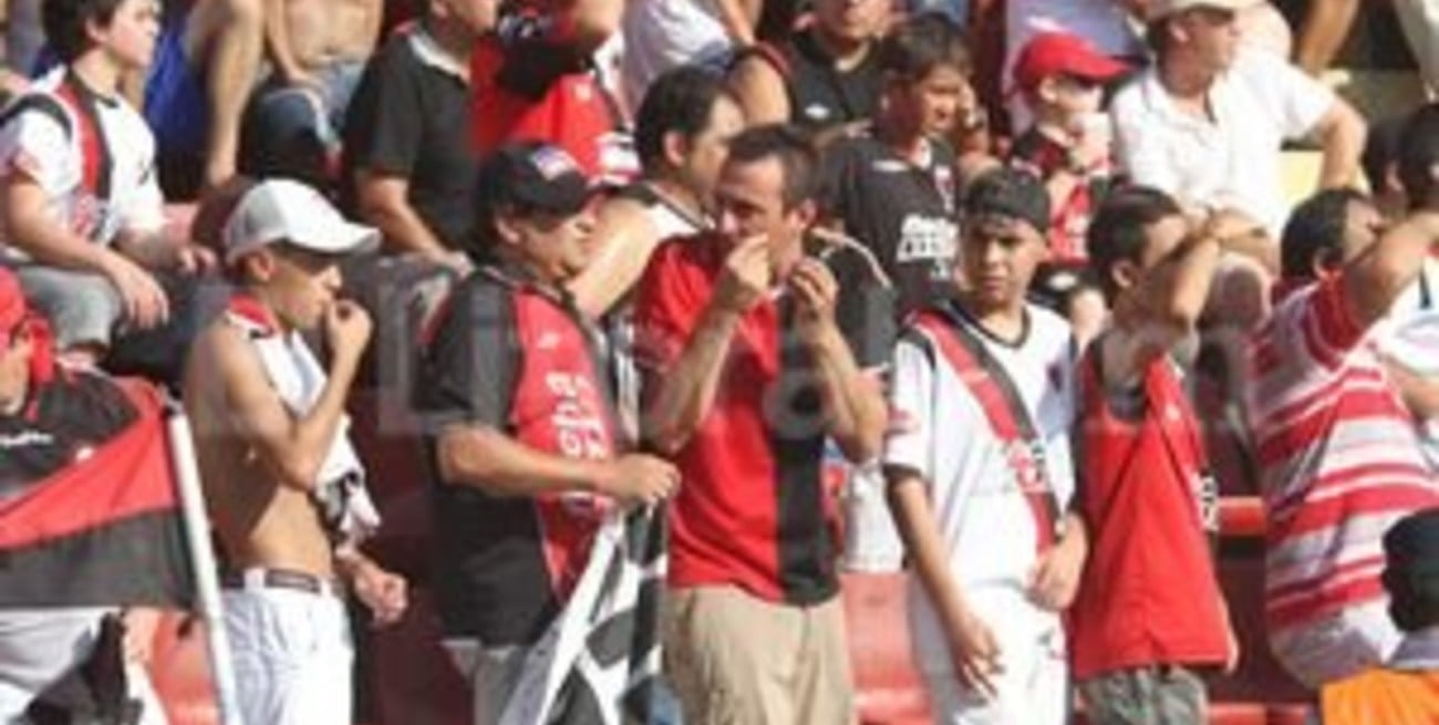 Colón-Newells: todo pintado  rojo y negro 