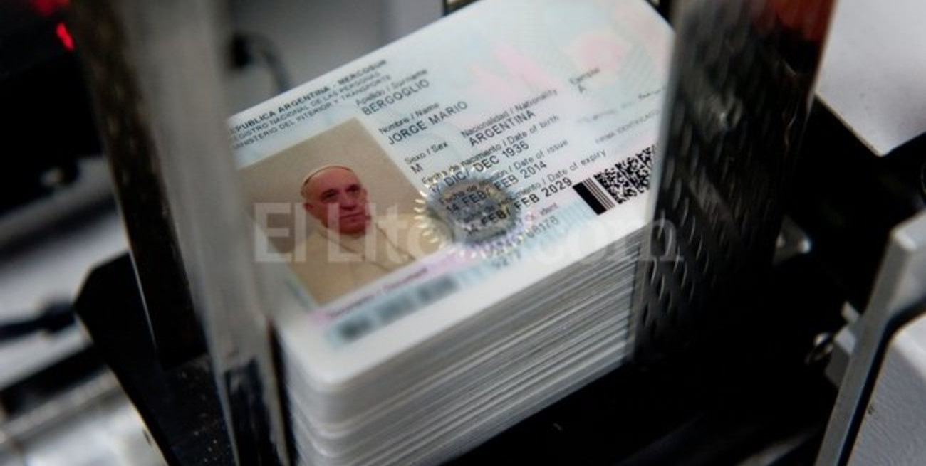 El Papa Francisco tramitó su nuevo pasaporte y DNI argentinos