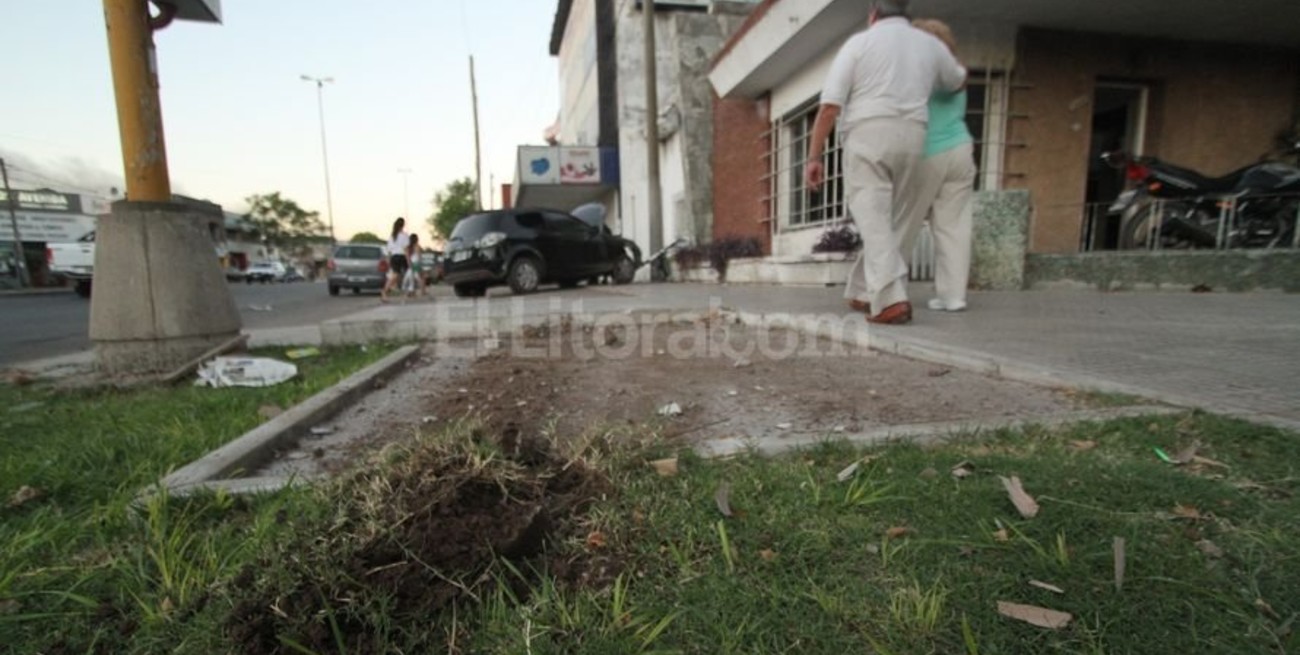 Se descompuso al volante y terminó contra la Comisaría 9°