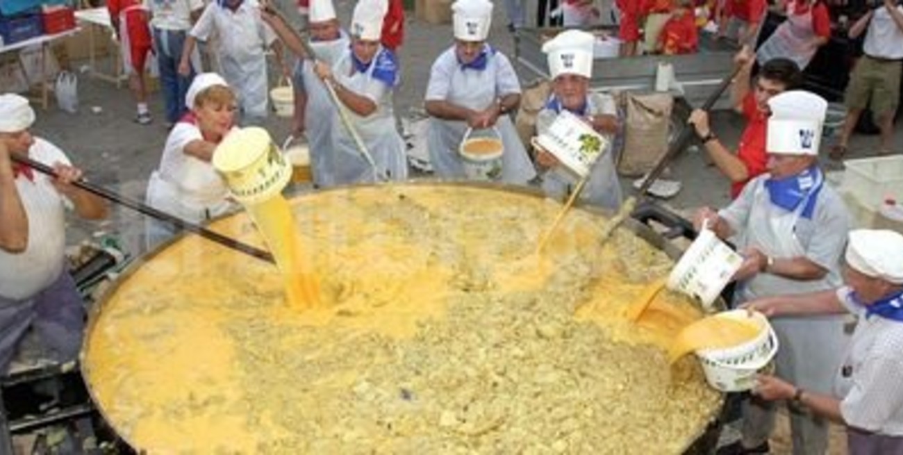Un omelette gigante para celebrar el aniversario de Pigüé