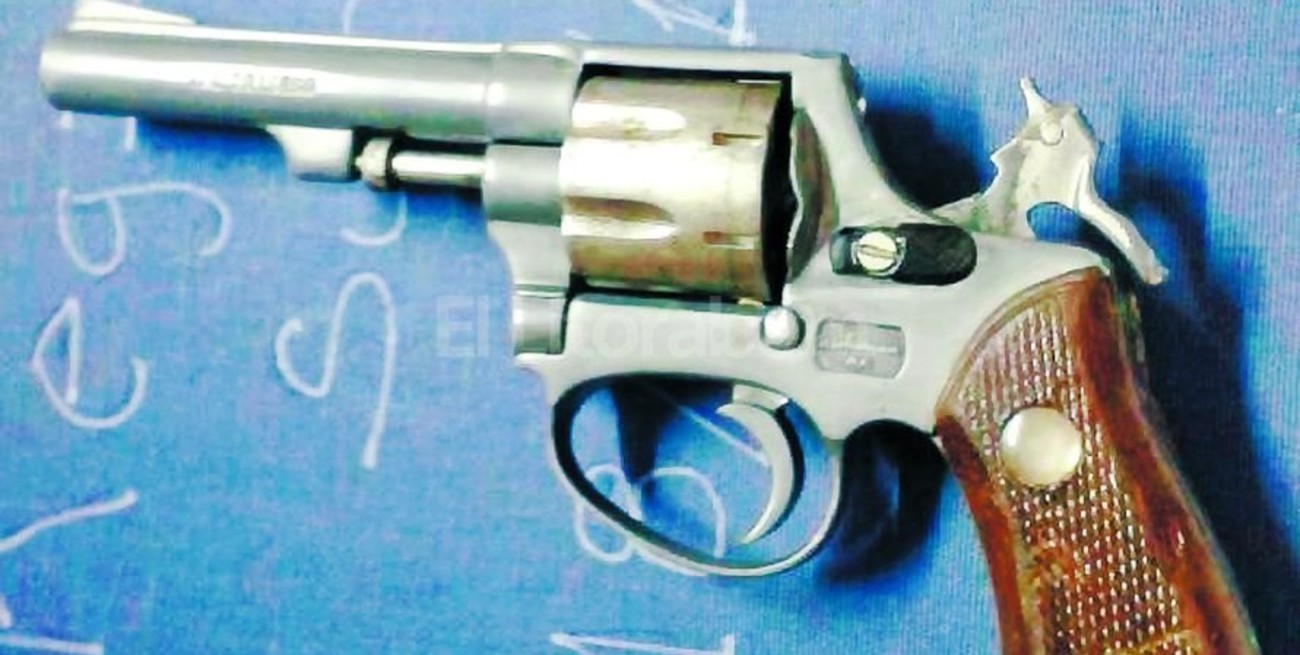 Alumnos con un revólver y 'facas'