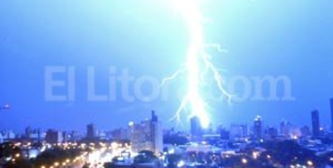 Un rayo cae sobre la ciudad de Santa Fe