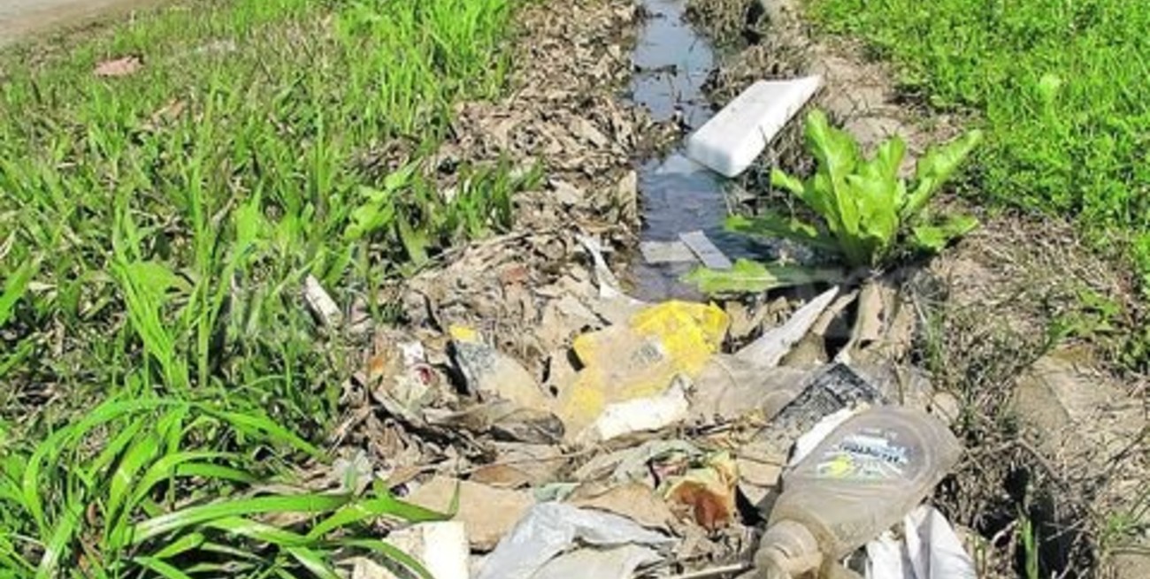 Reclamo por derrame cloacal, barro y basura